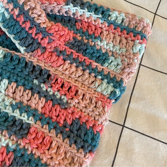 Handmade crochet cropped top - Picture 4 of 6